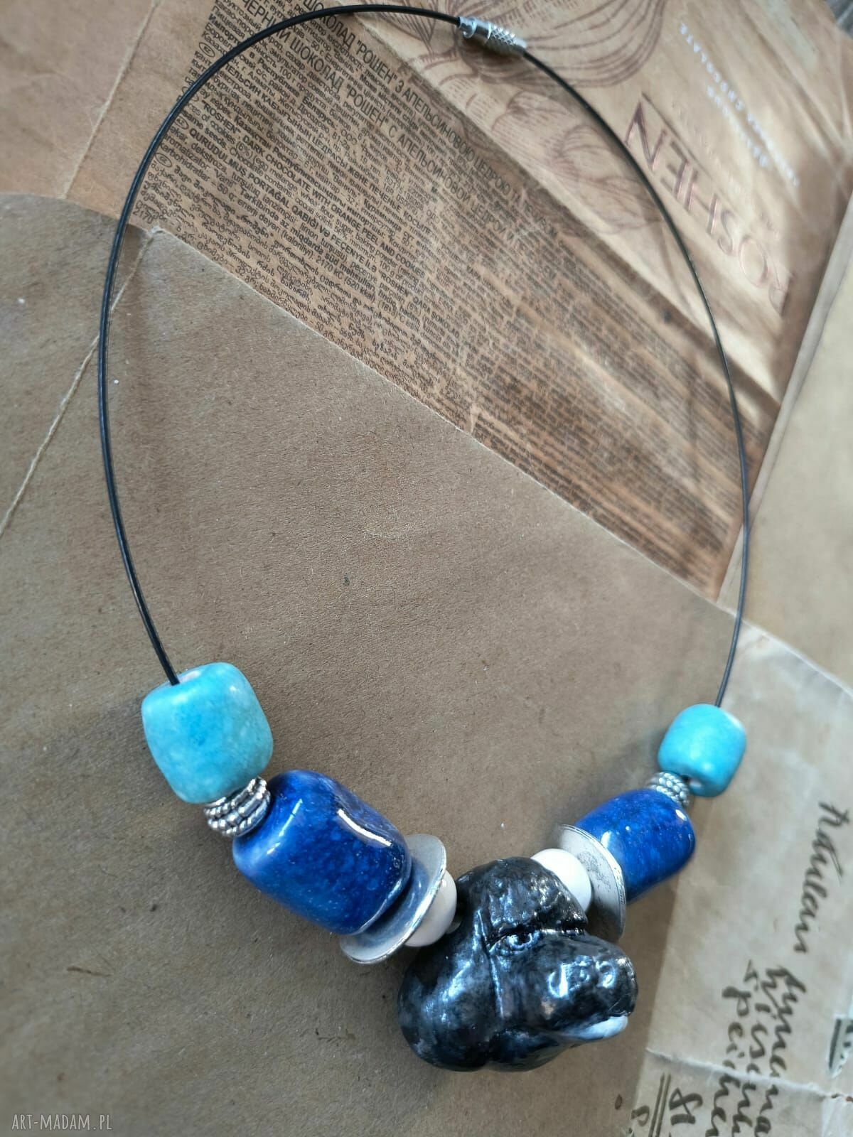 Naszyjnik z pudlem - ceramiczne koraliki na kolii (handmade)