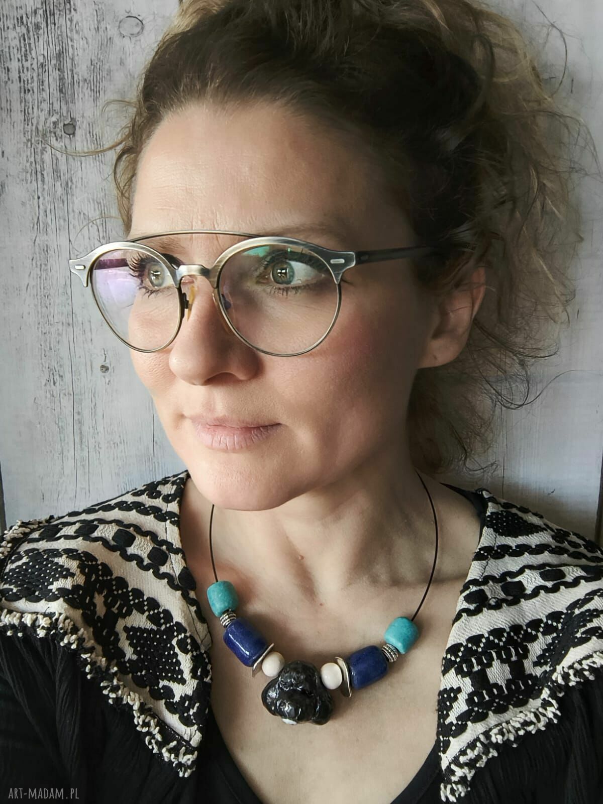 Naszyjnik z pudlem - ceramiczne koraliki na kolii (handmade)