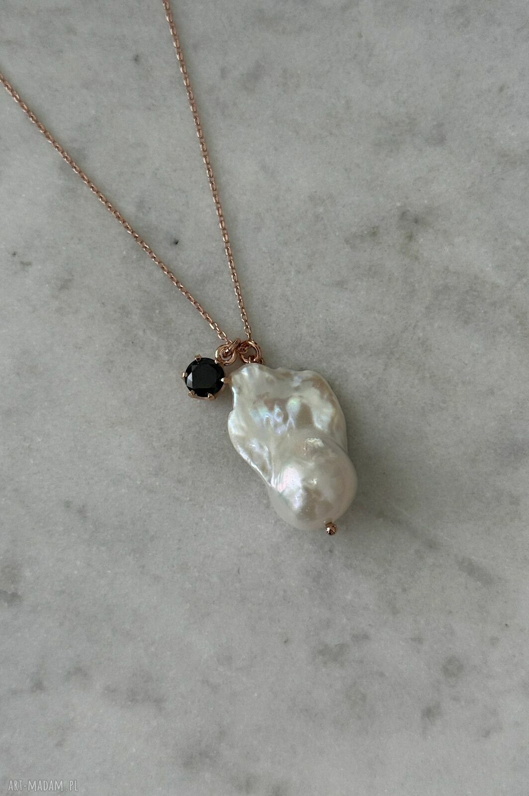 naszyjniki: Naszyjnik z różowego złota barokową perłą i czarną cyrkonią Handmade