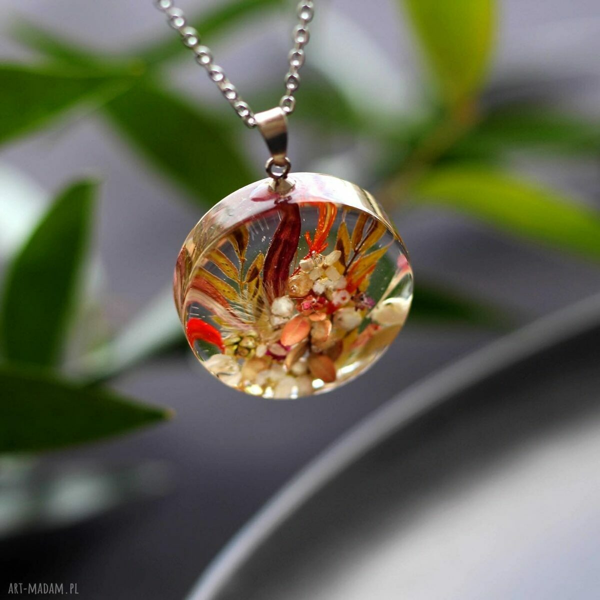 Naszyjnik z szyszkami świerkowymi, berberysem i roślinami w żywicy - handmade