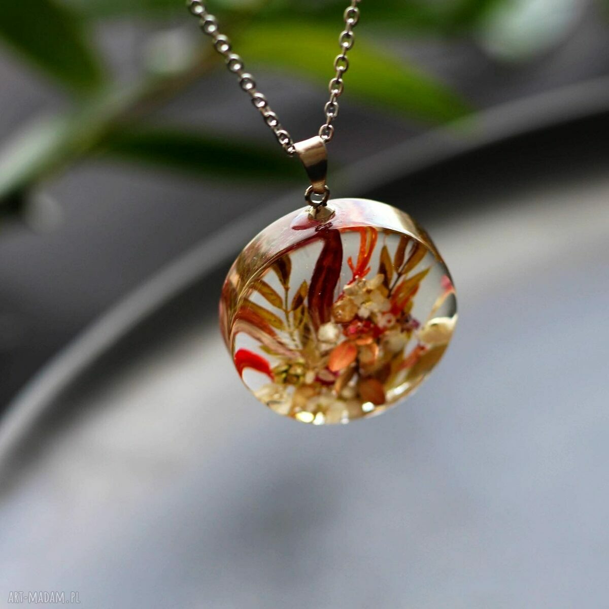 Naszyjnik z szyszkami świerkowymi, berberysem i roślinami w żywicy - handmade