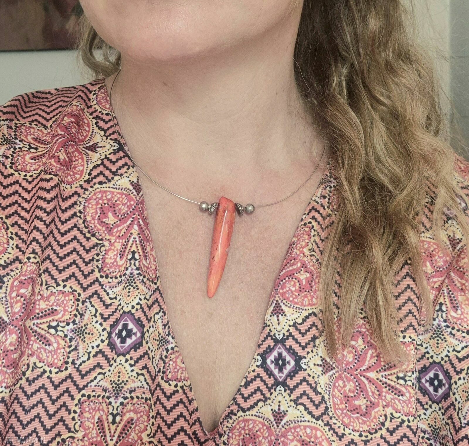 Naszyjnik boho z wisiorem korala w kolorze pomarańczowym
