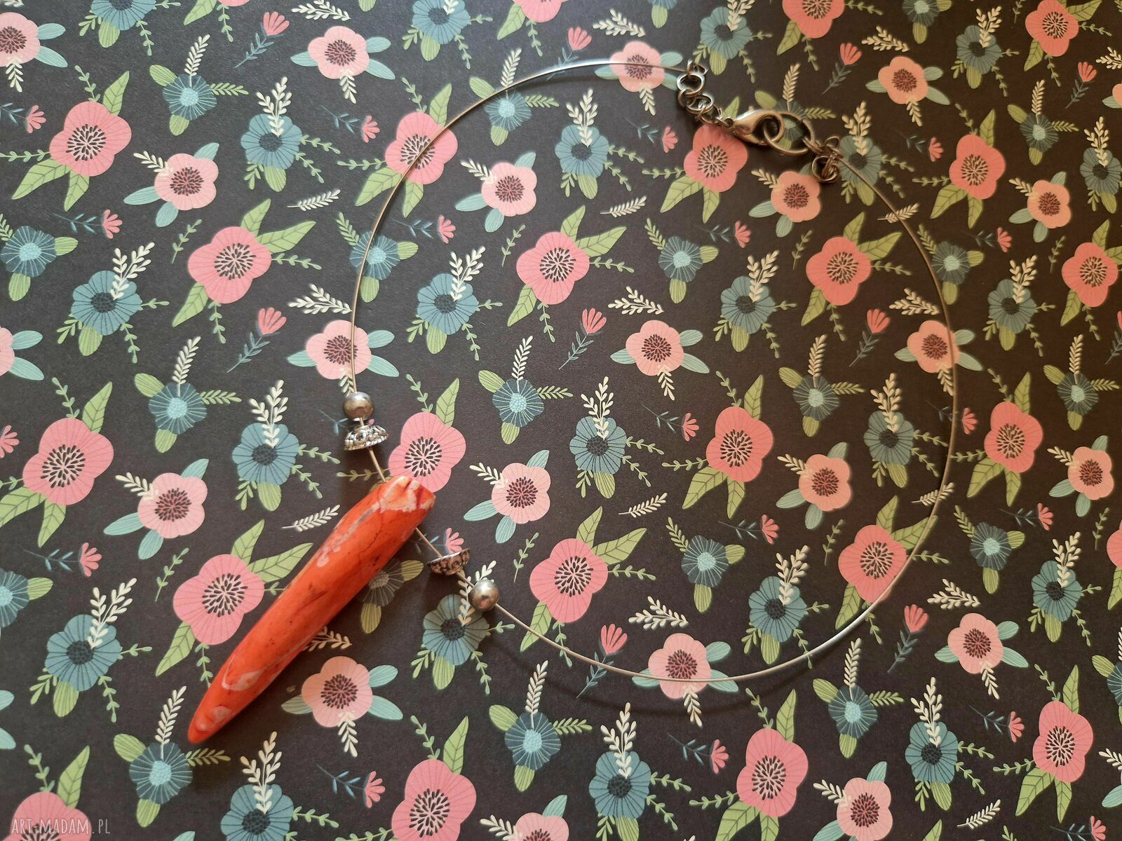 Naszyjnik boho z wisiorem korala w kolorze pomarańczowym
