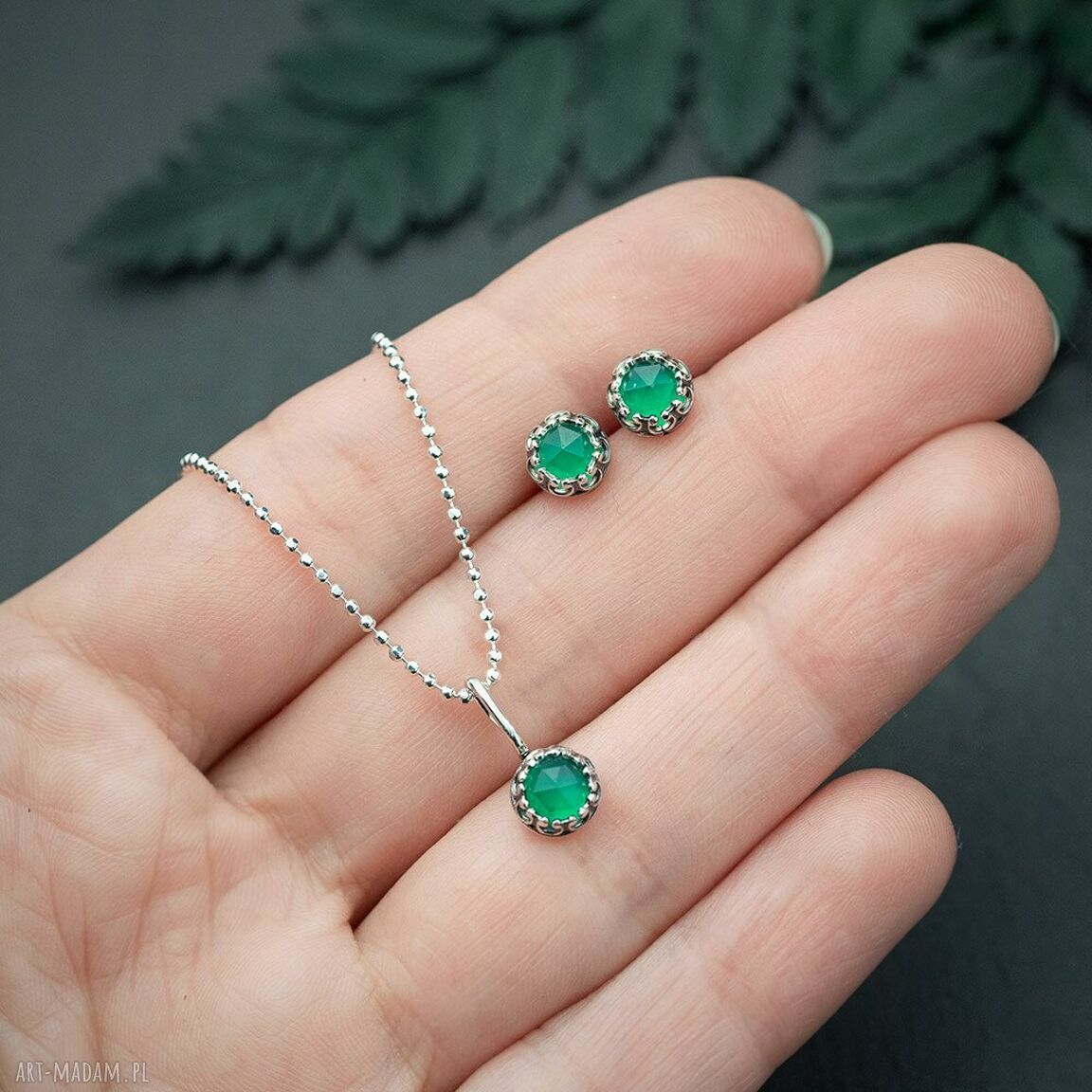 Naszyjnik z zielonym chalcedonem w ozdobnej oprawie - srebro 925