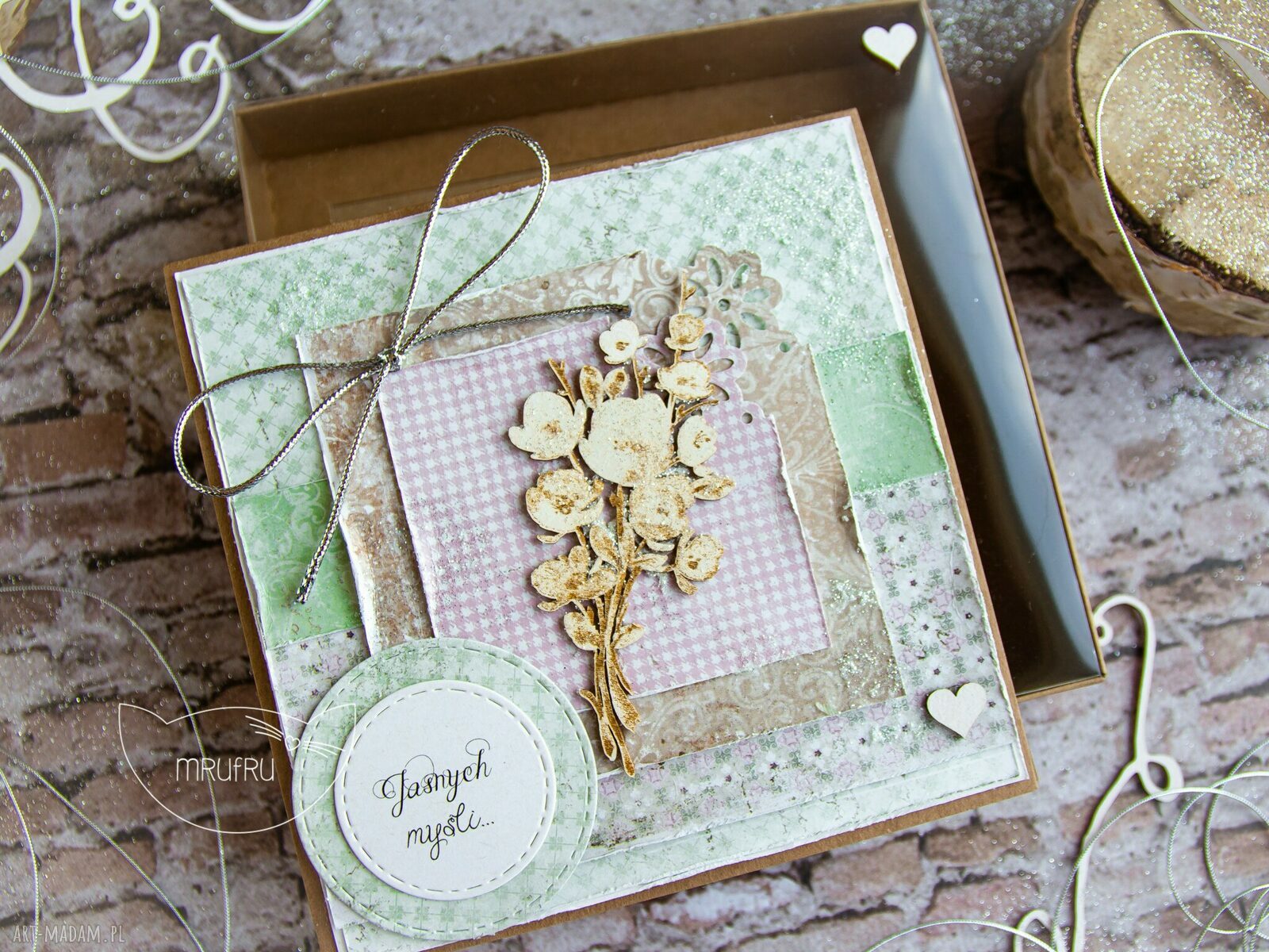 kartki: Naturalna kartka w pudełeczku z efektem szklanej szybki. Zielnik Mrufru