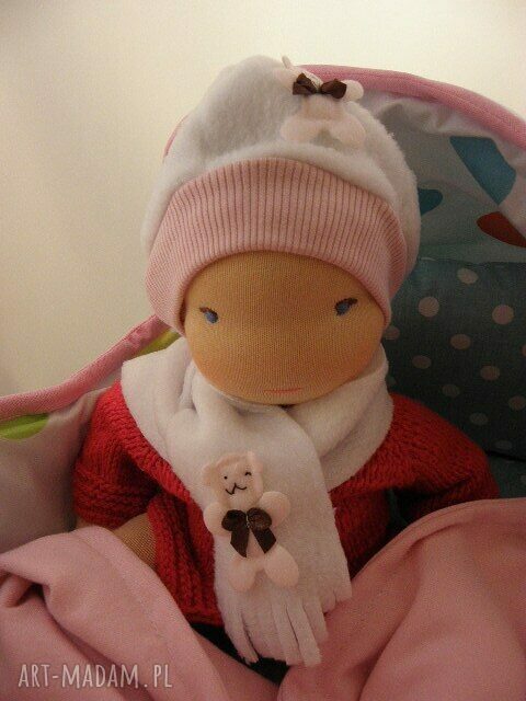 lalki: Lalka waldorfska niemowlaczek z nosidełkiem i zestawem ubranek Ręczne