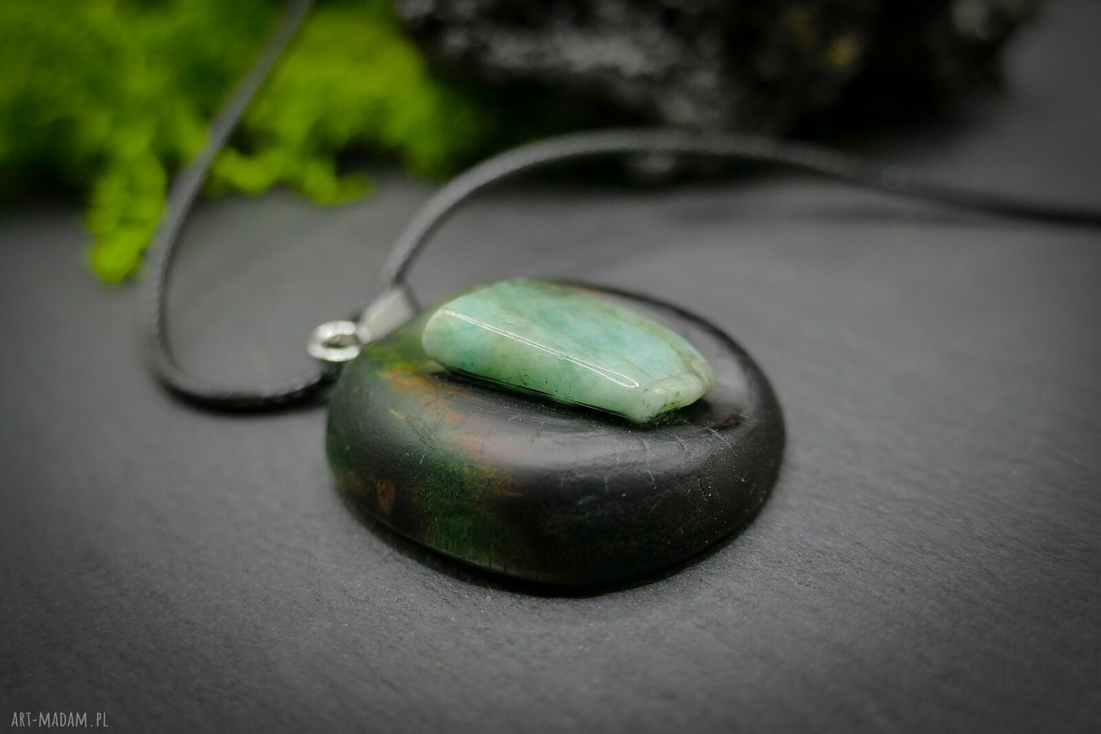 Szmaragd naturalny - wisiorek z drewna brzozy, pirografia (handmade)