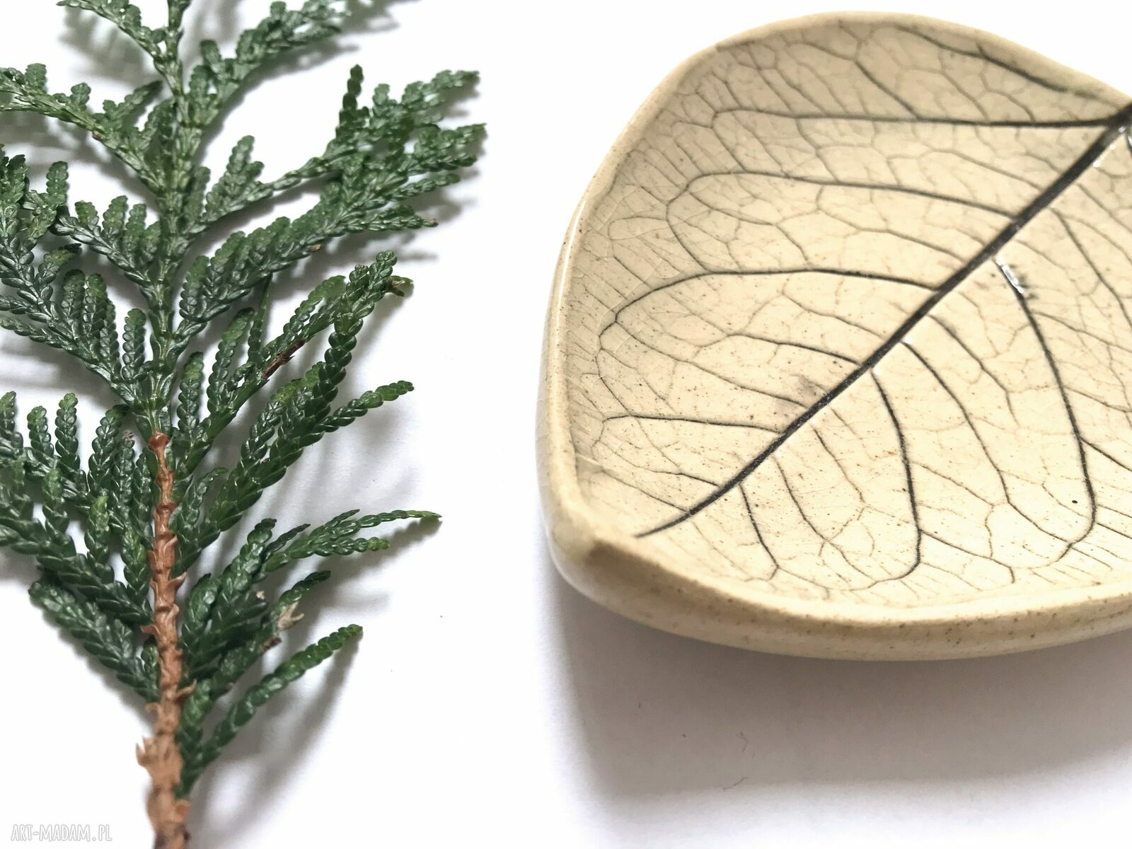 Naturalny ceramiczny talerzyk w kształcie listka
