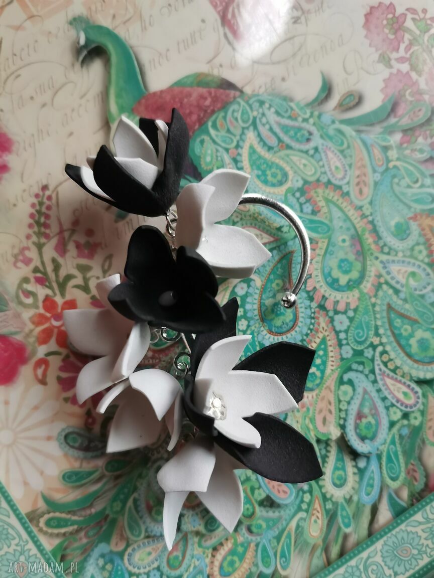 Nausznica czarno-białe tulipany w stylu boho - kwiaty, które dodają charakteru