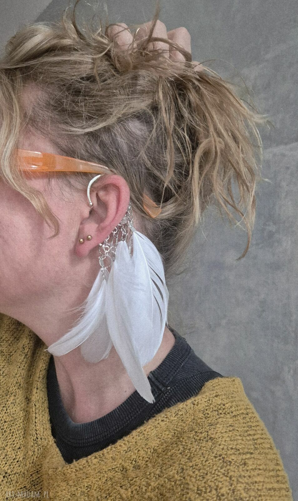 Biała nausznica z piórami Frida w stylu folk i boho - na jedno ucho