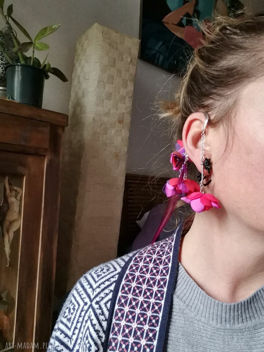 Nausznica boho z piórami i kwiatami - klips na jedno ucho