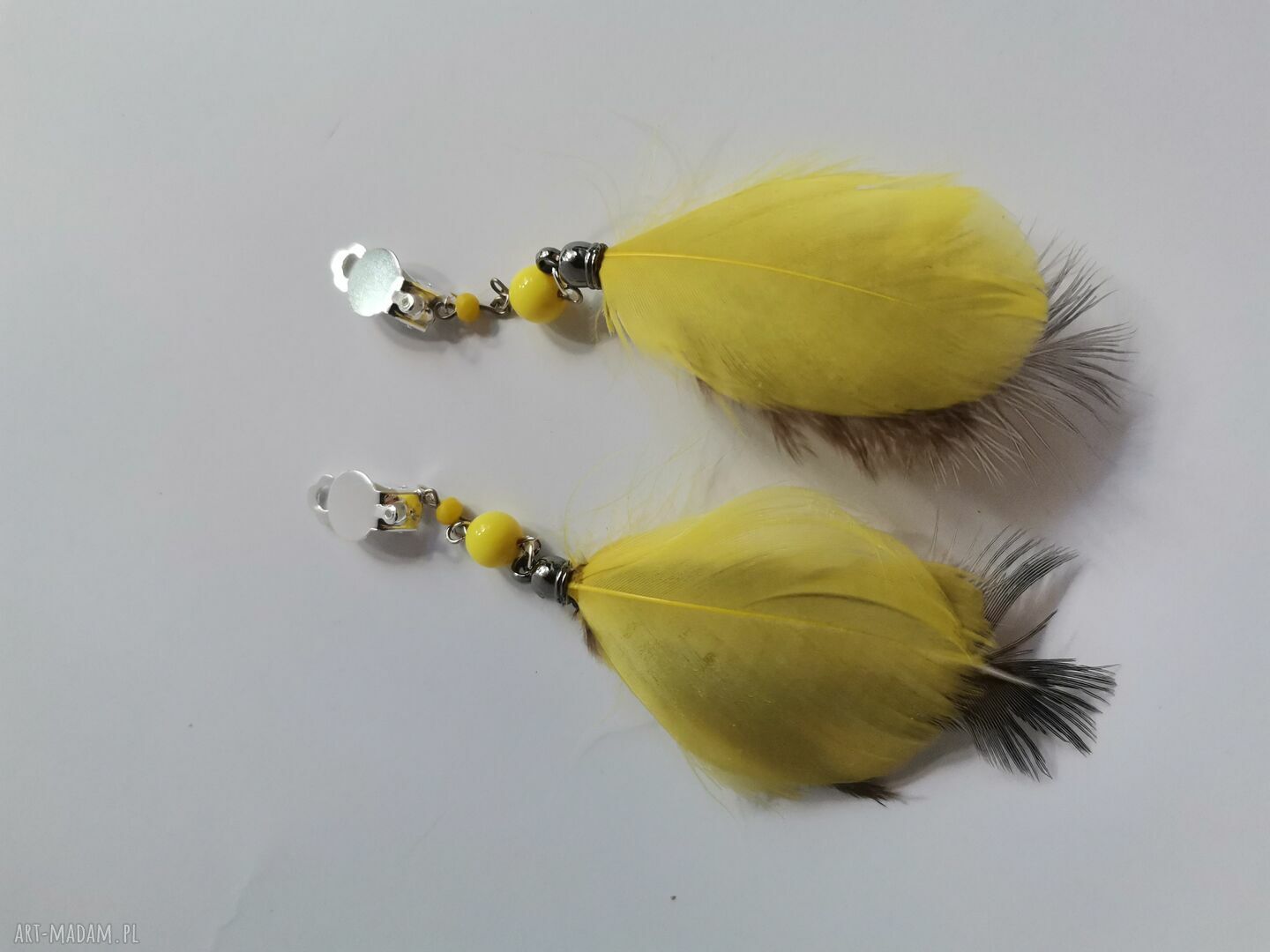 Żółte klipsy Frida z piórami i frędzlami - boho etno