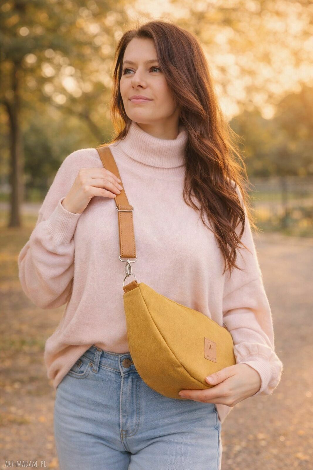 Banana nerka z miodowego nubuku Canyon - crossbody na skos