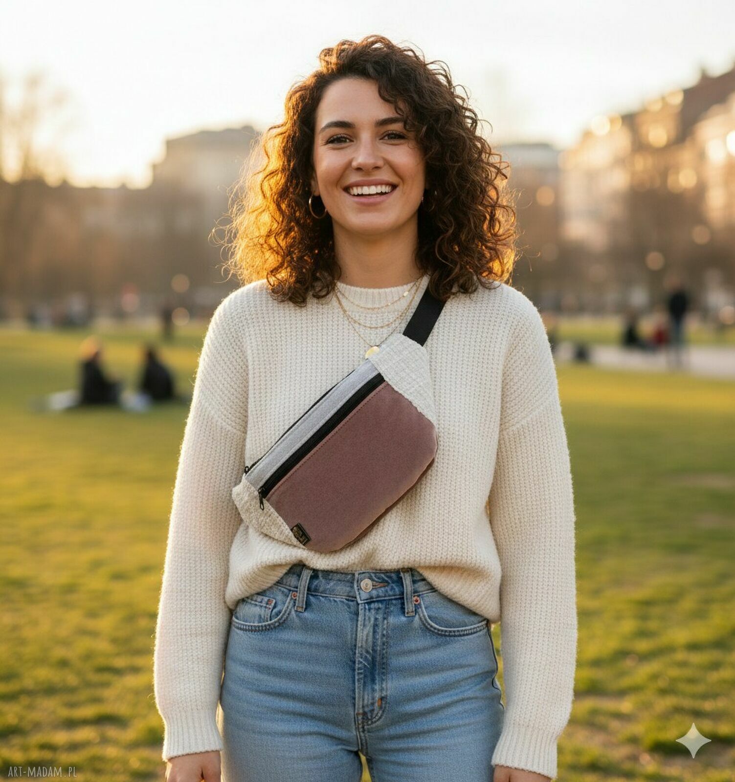 Ręcznie robiona nerka boho - różowy welur, 3 kieszenie i regulowany pasek