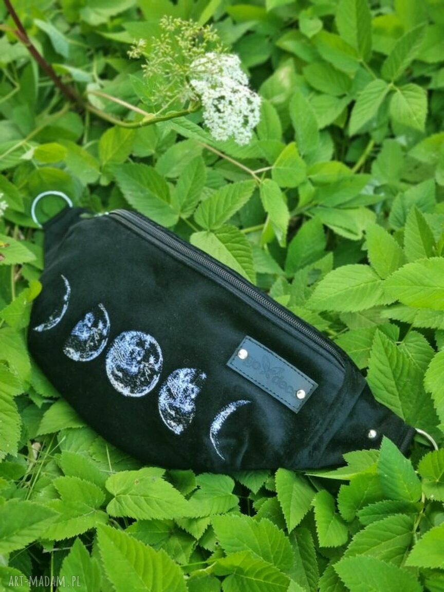 Nerka haftowana Fazy Księżyca L - pojemna saszetka na wyjazd (Witchy)