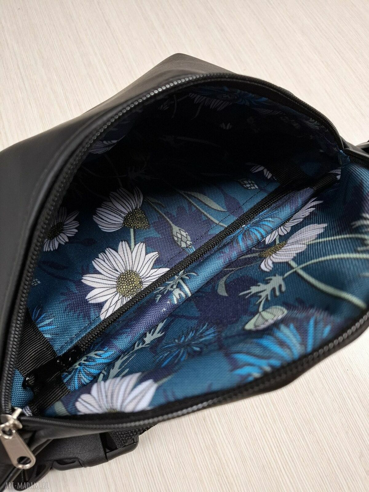 Nerka margaretki - czarna saszetka handmade z ekoskóry