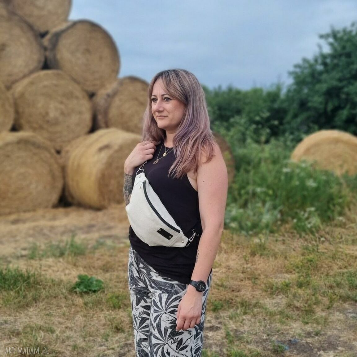 Pojemna nerka wegańska w beżu - na podróż i na co dzień