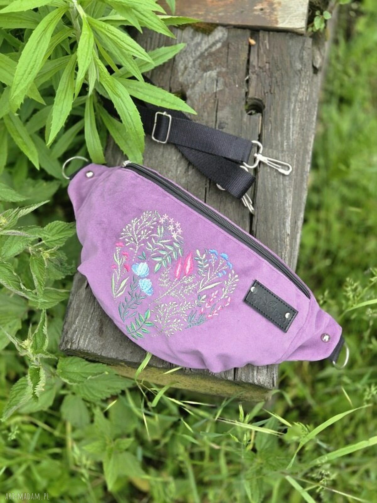 Fioletowa nerka saszetka haftowana serce i kwiaty - pojemna i handmade