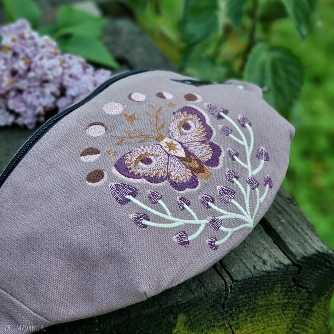 Nerka saszetka z ćmą witchy - ręcznie haftowana magia na co dzień