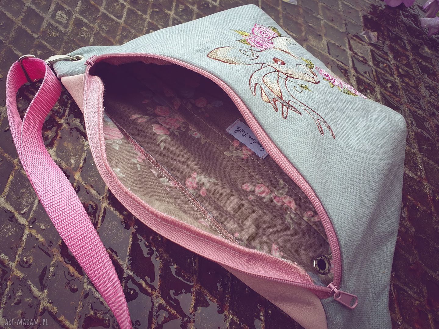 Pastelowa nerka z zającem – ręcznie haftowana, handmade