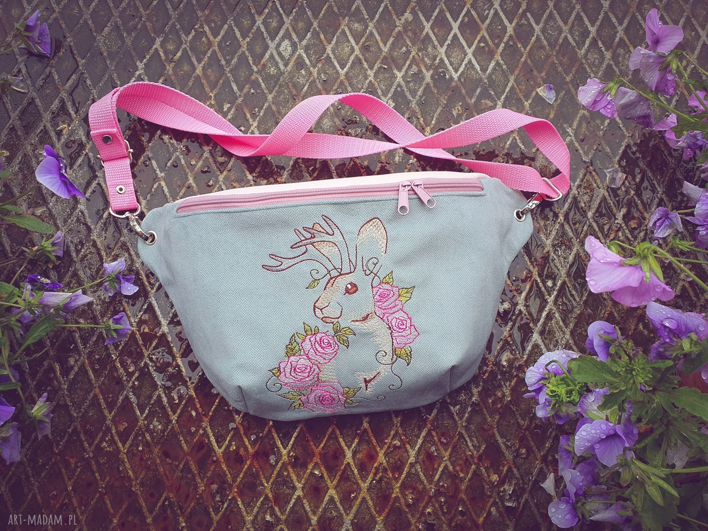 Pastelowa nerka z zającem – ręcznie haftowana, handmade