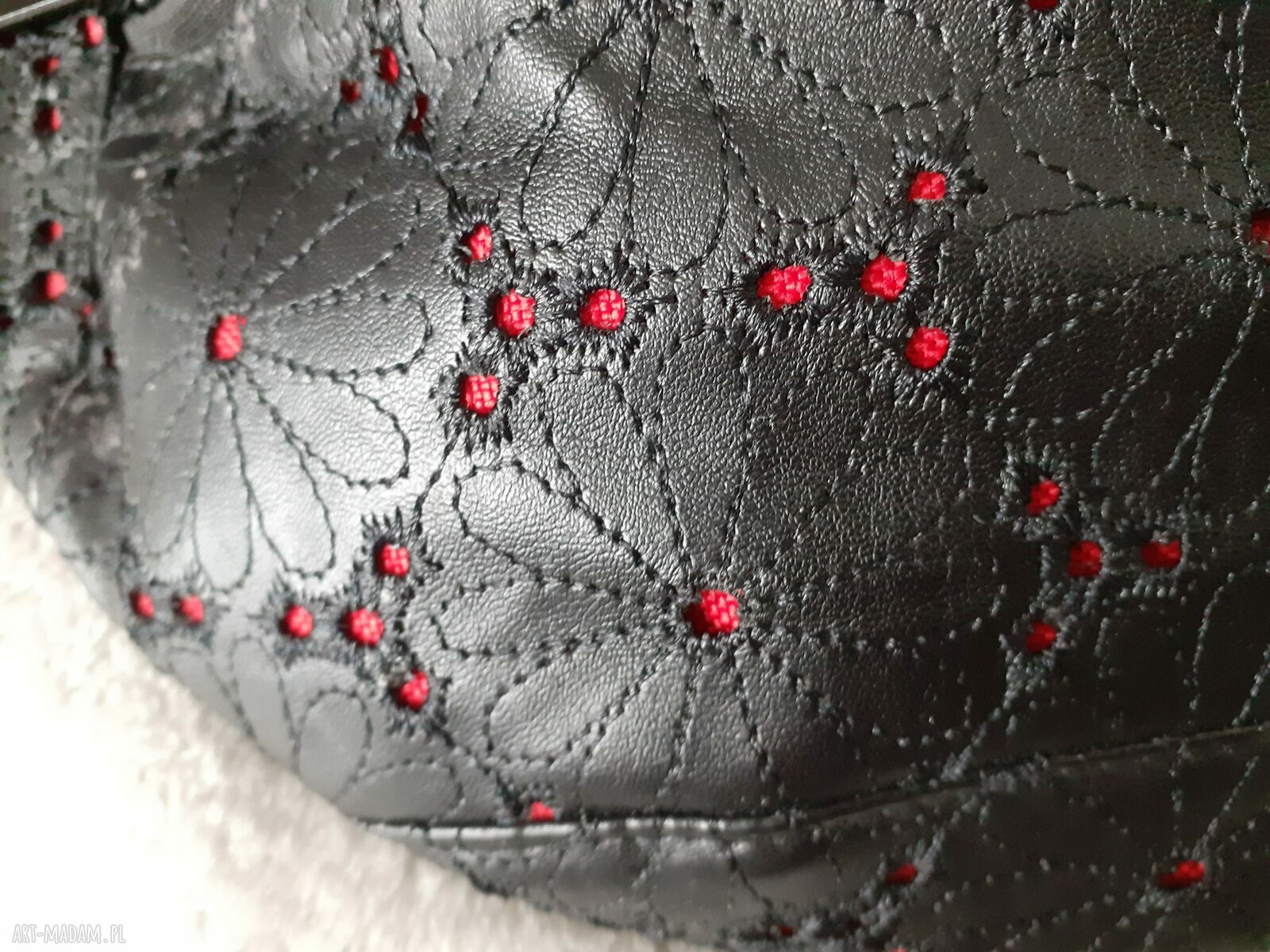 Czarna nerka z ekoskóry z haftem kwiatowym - elegancka i praktyczna
