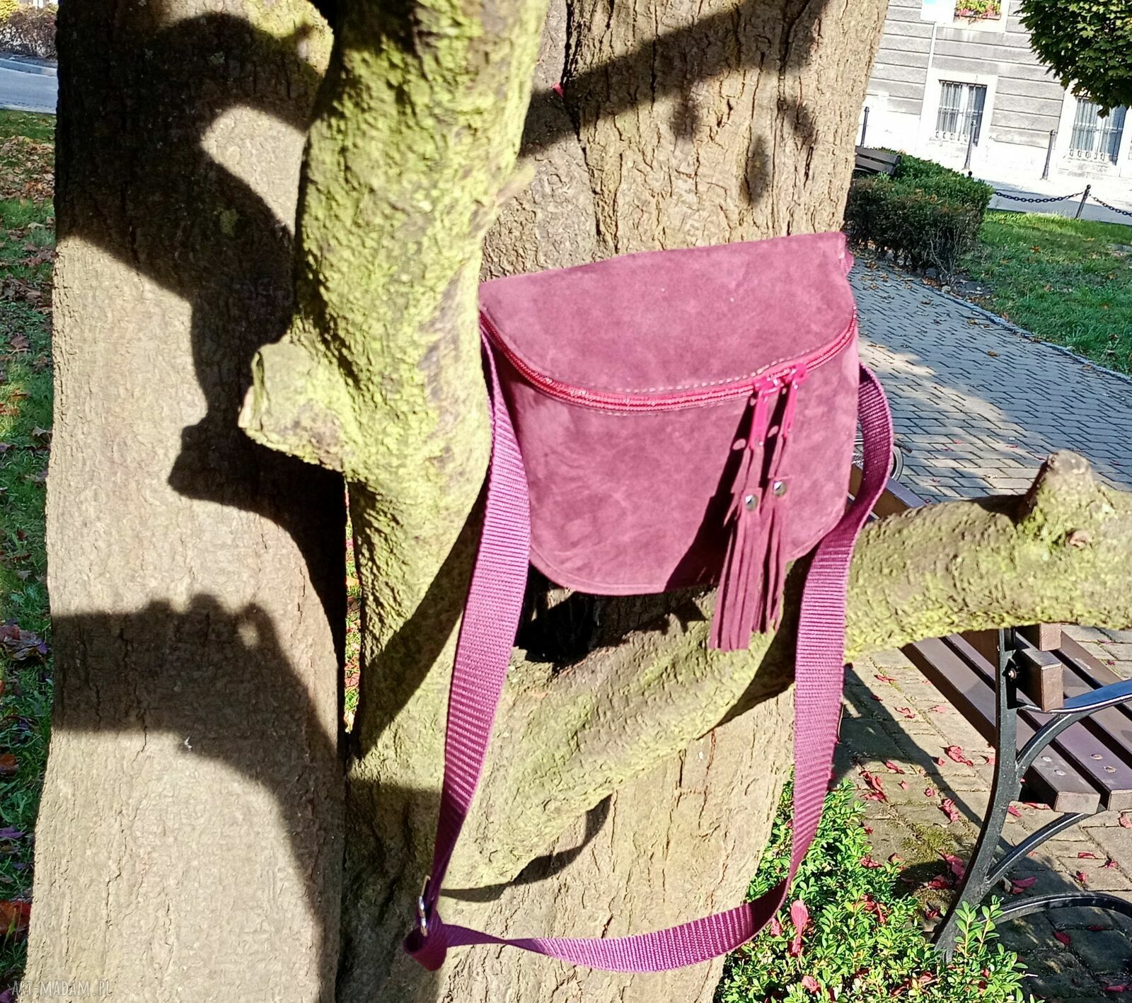 Bordowa nerka z naturalnego zamszu z ozdobnymi chwostami