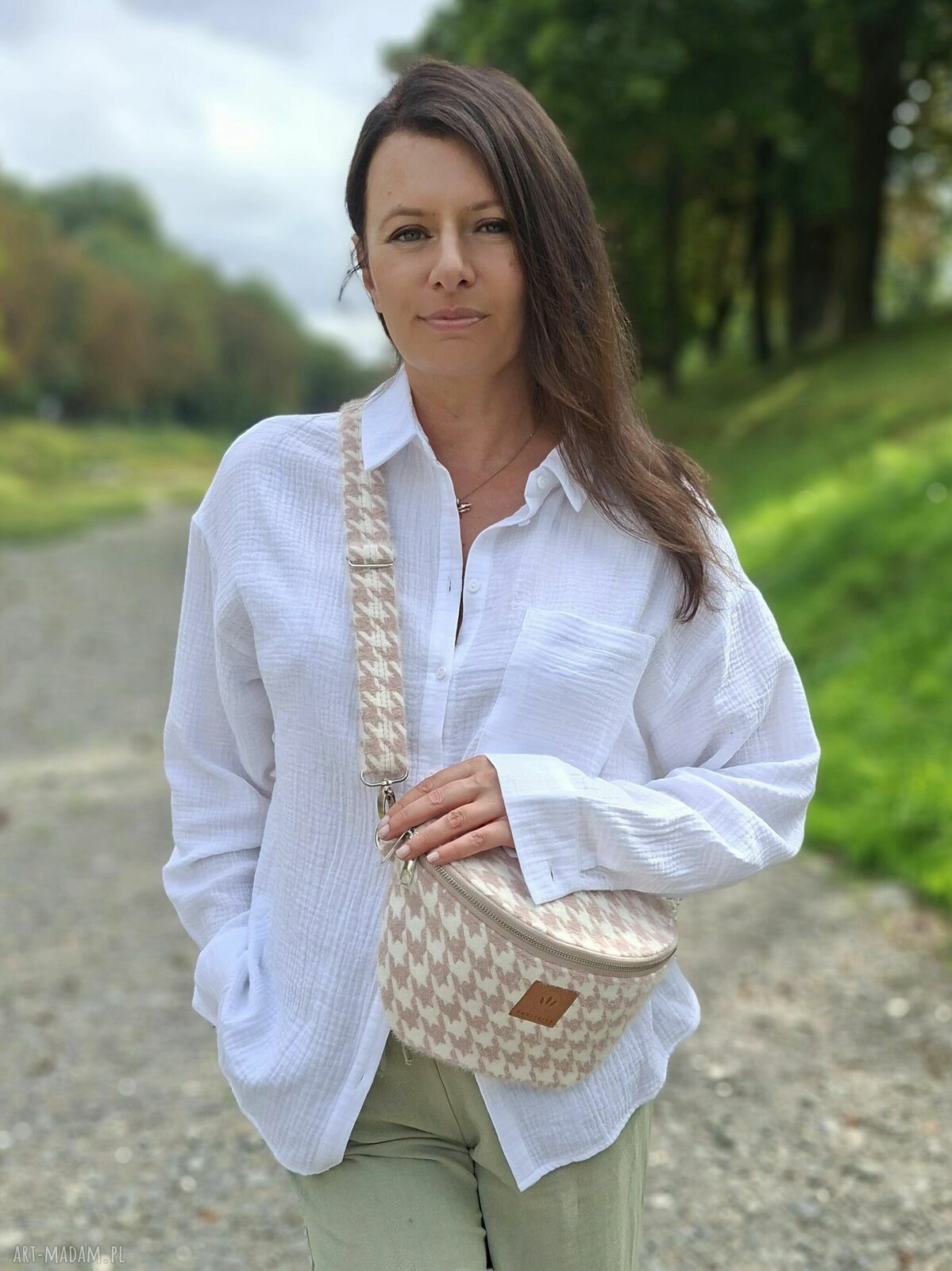 Różowa nerka w pepitkę z puchatej tkaniny - torebko-nerka handmade