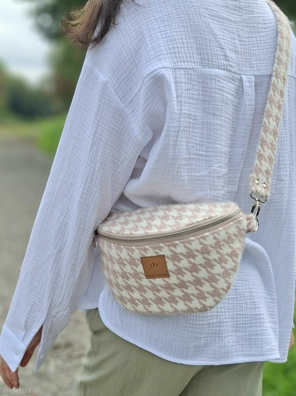 Różowa nerka w pepitkę z puchatej tkaniny - torebko-nerka handmade