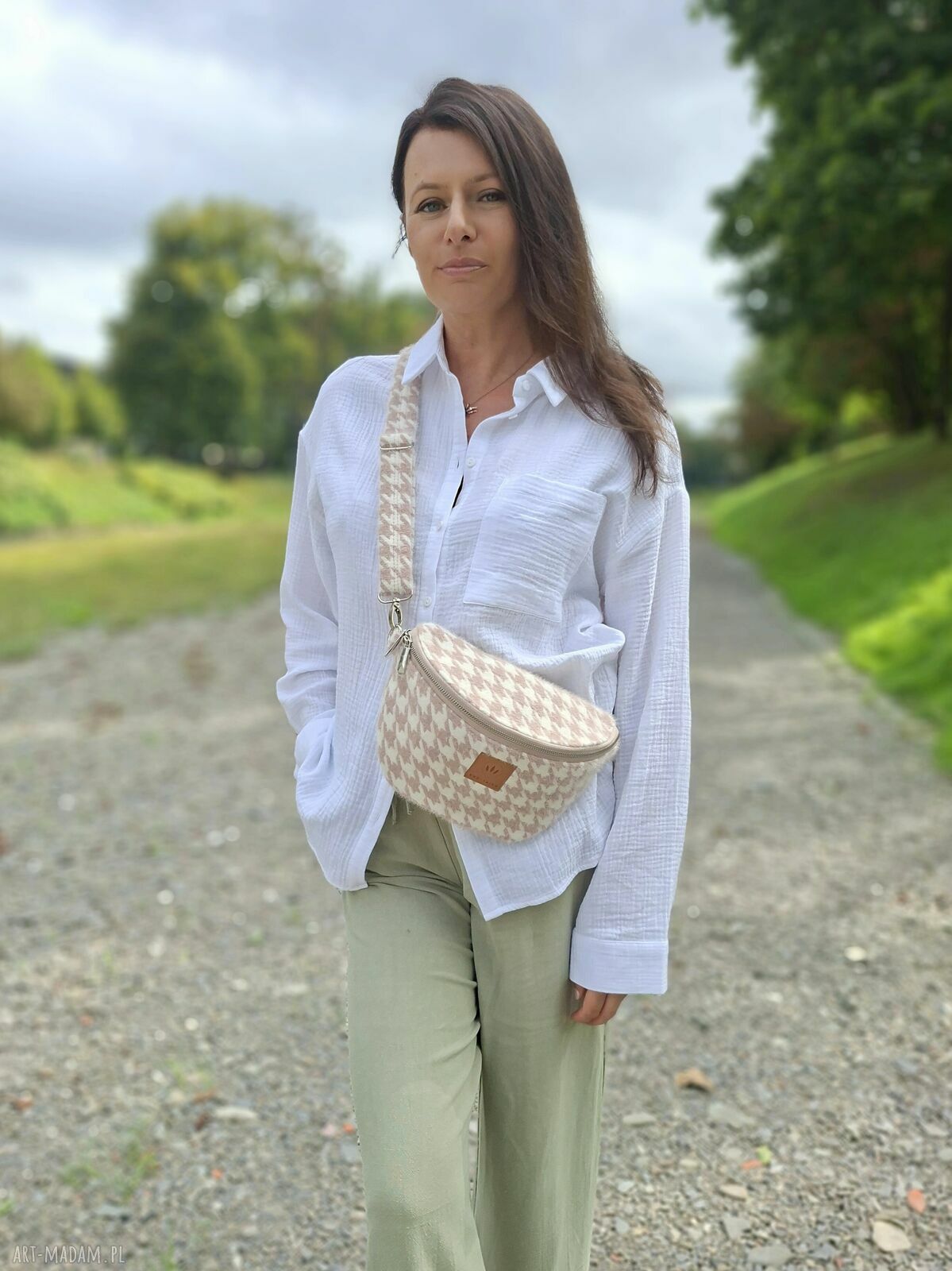 Różowa nerka w pepitkę z puchatej tkaniny - torebko-nerka handmade