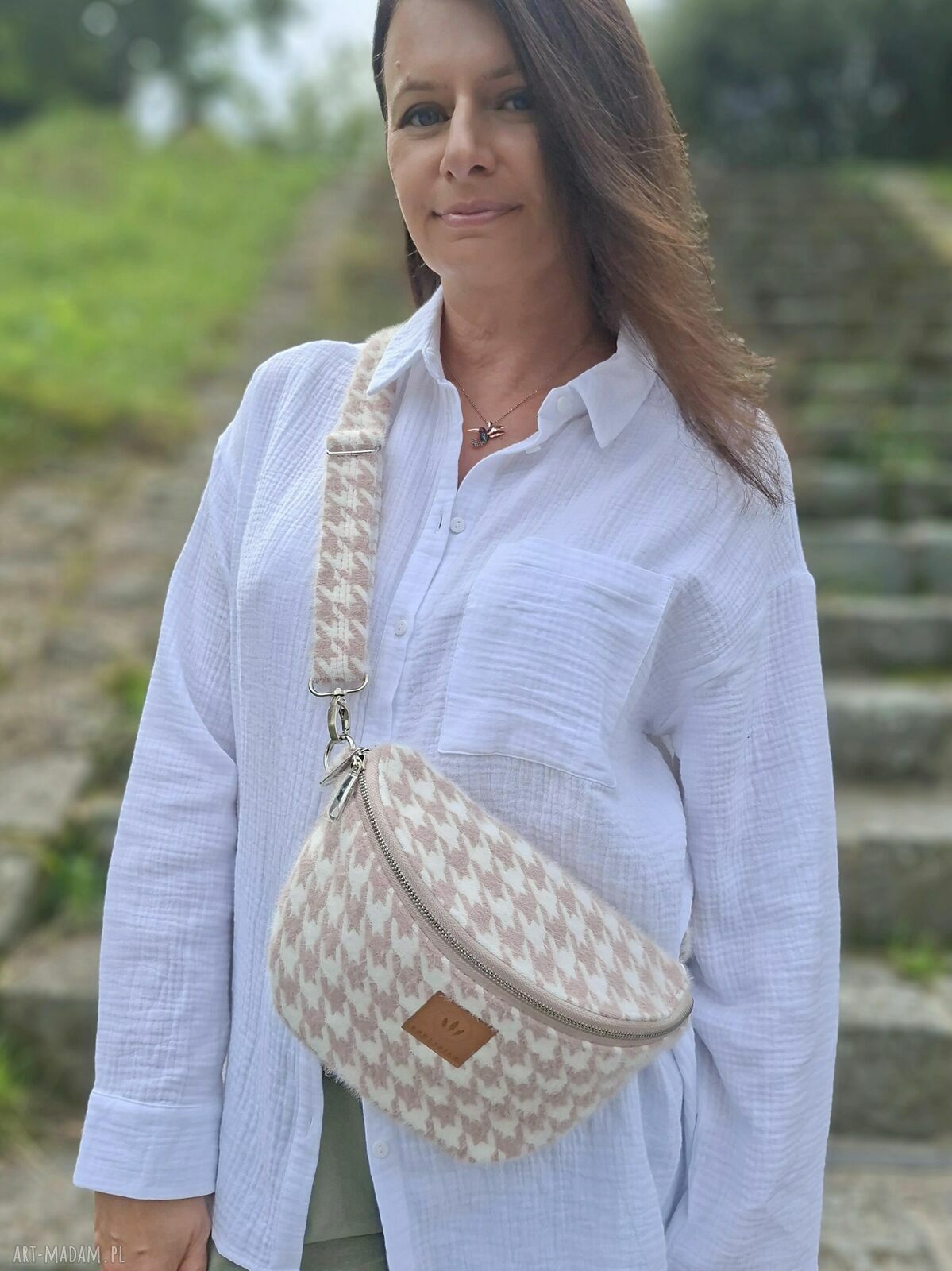 Różowa nerka w pepitkę z puchatej tkaniny - torebko-nerka handmade