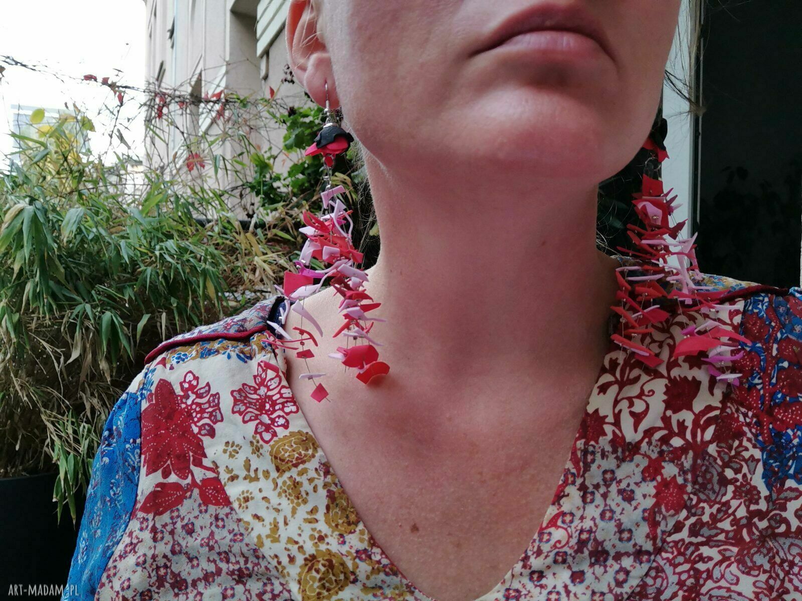 Czerwone kolczyki boho folk Ruda Klara - długie i lekkie pióra oraz kwiaty