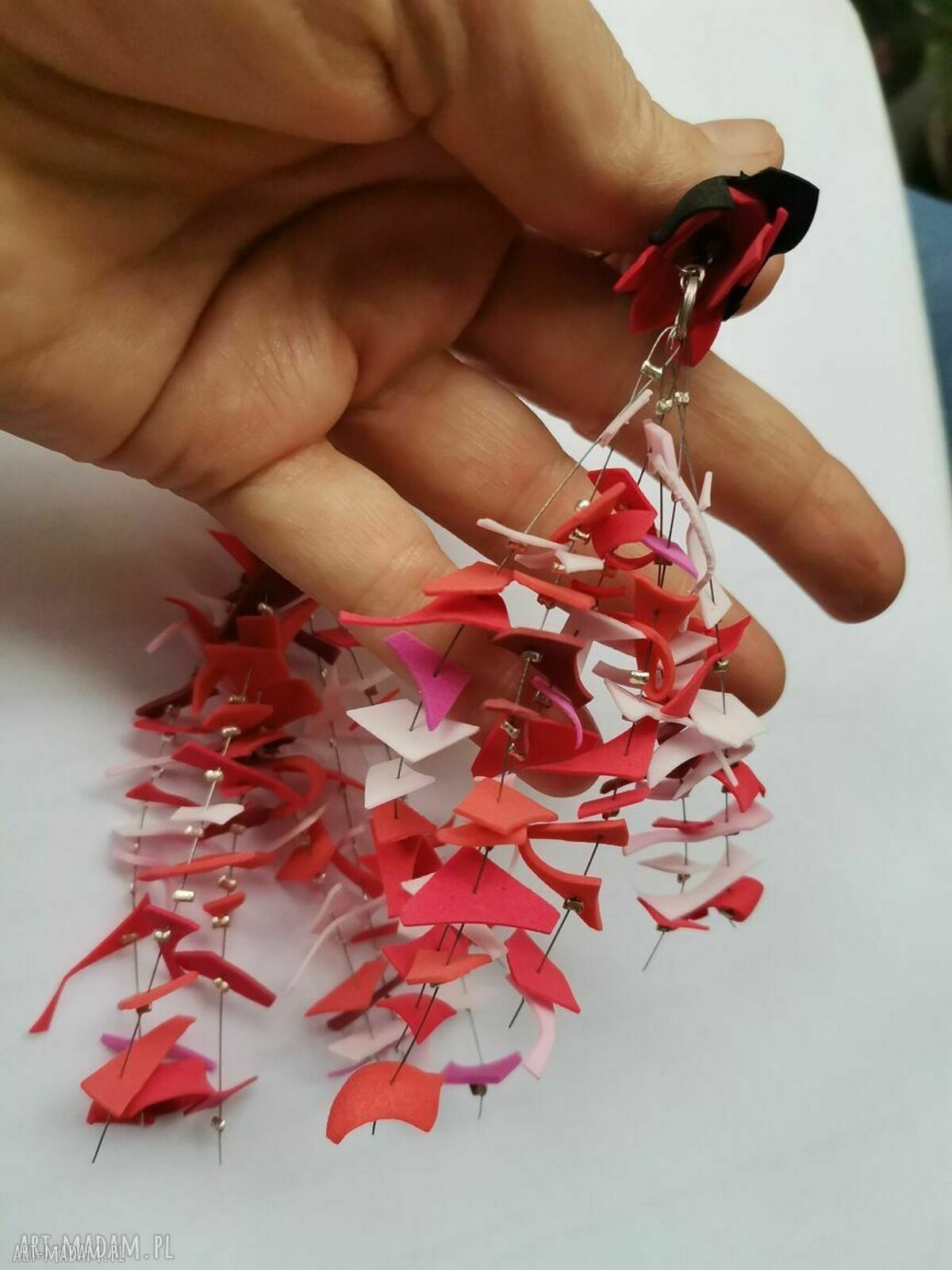 Czerwone kolczyki boho folk Ruda Klara - długie i lekkie pióra oraz kwiaty
