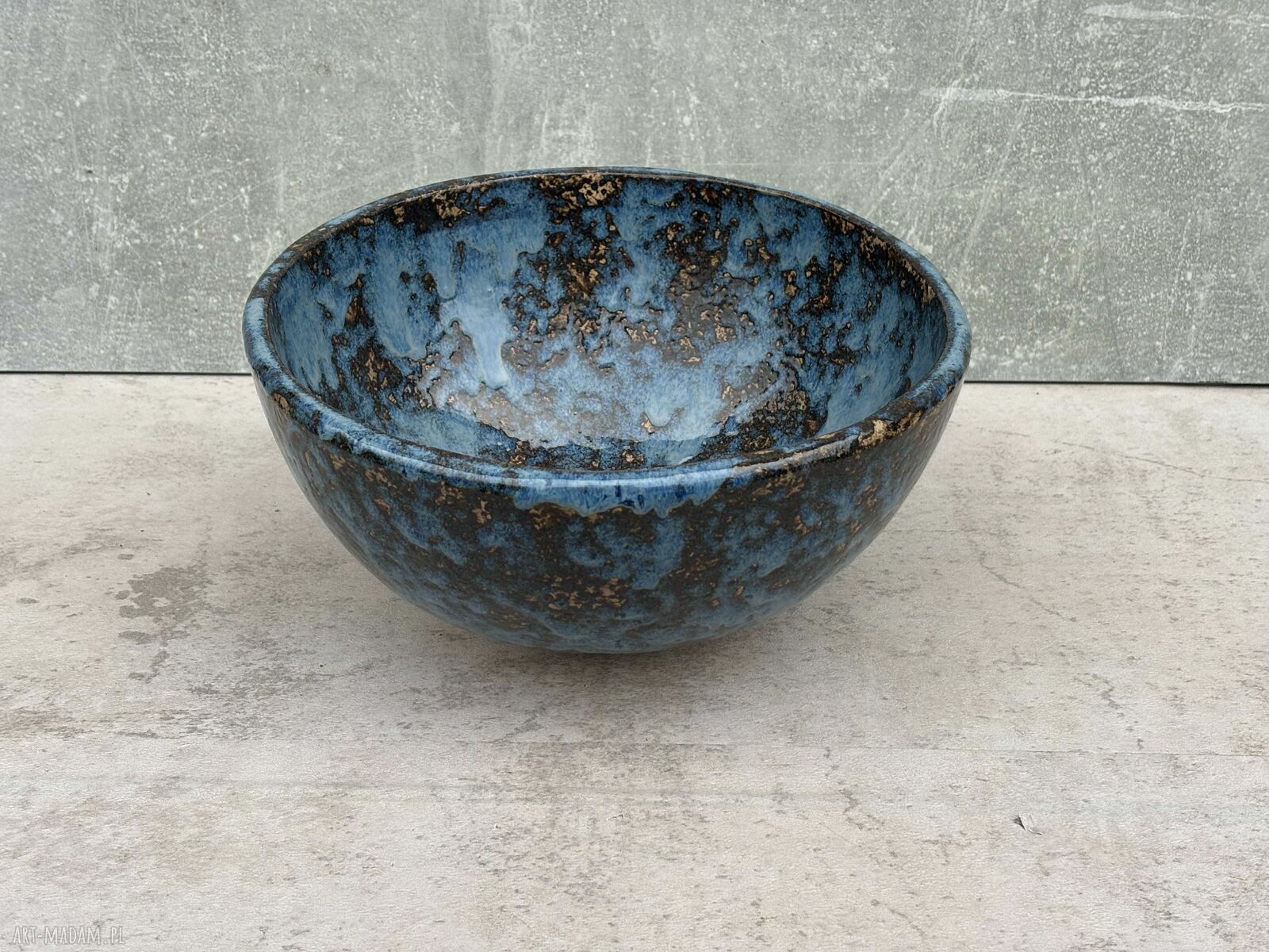 Niebieska ceramiczna umywalka nablatowa - ręcznie szkliwiona misa łazienkowa
