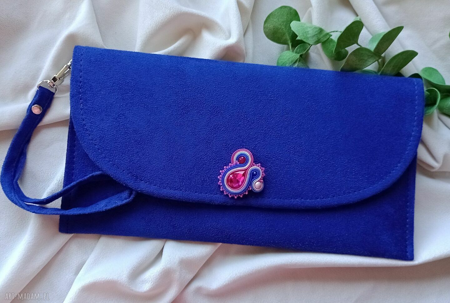 Chabrowa mała kopertówka z paskiem do ręki - handmade z haftem soutache