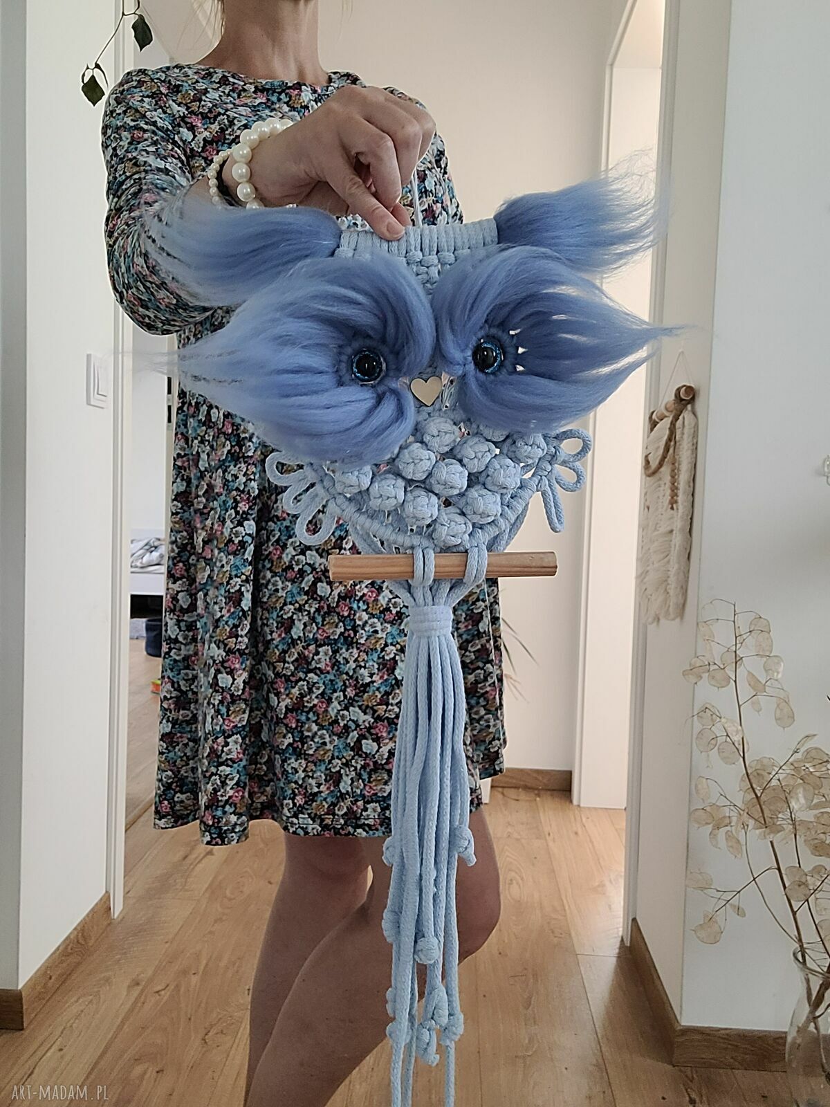 Niebieska sowa z makramy - boho dekoracja ścienna