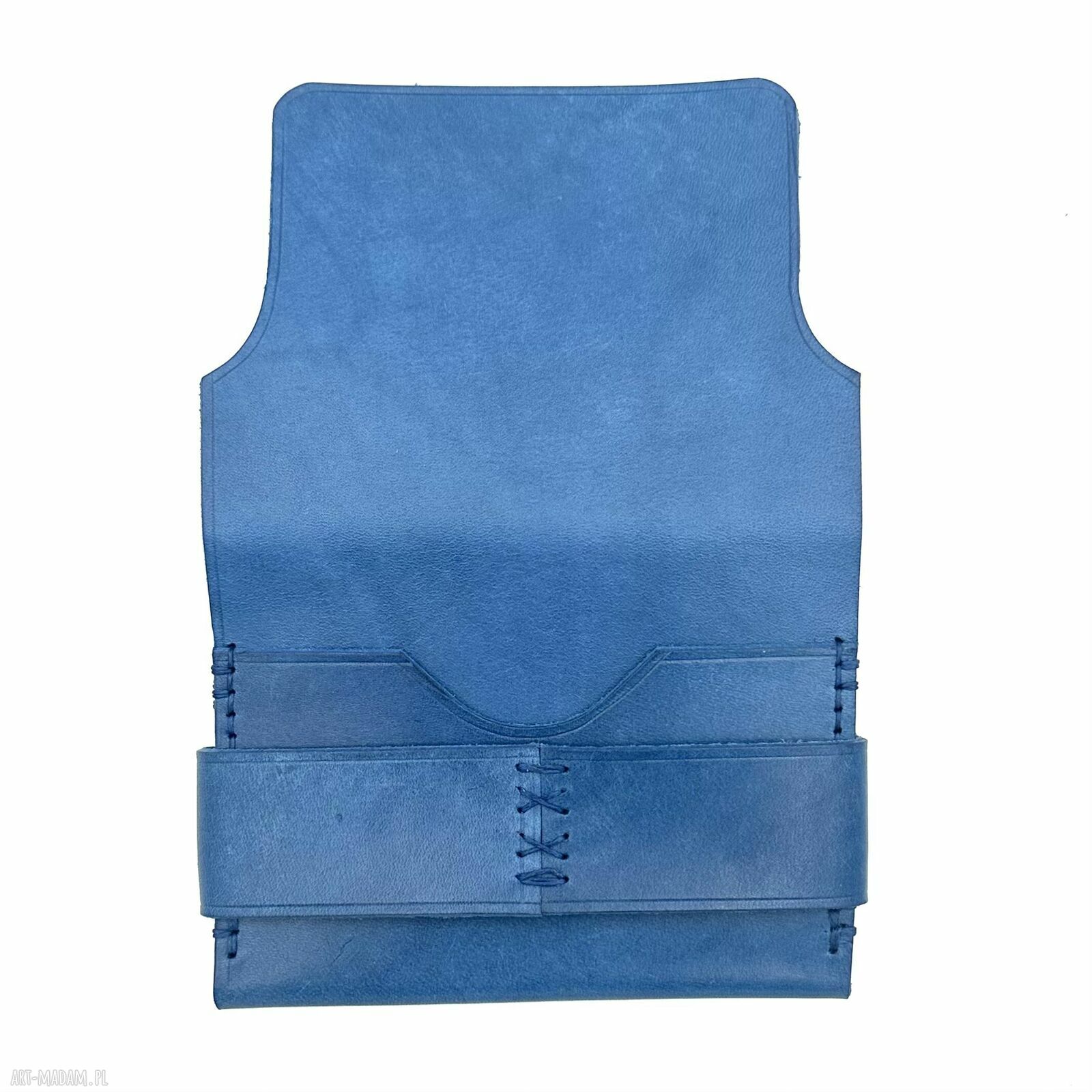 portfele: Niebieski portfel skórzany z klapką ręcznie uszyty na karty.