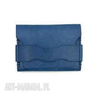 niebieski portfel skórzany z klapką ręcznie uszyty na karty