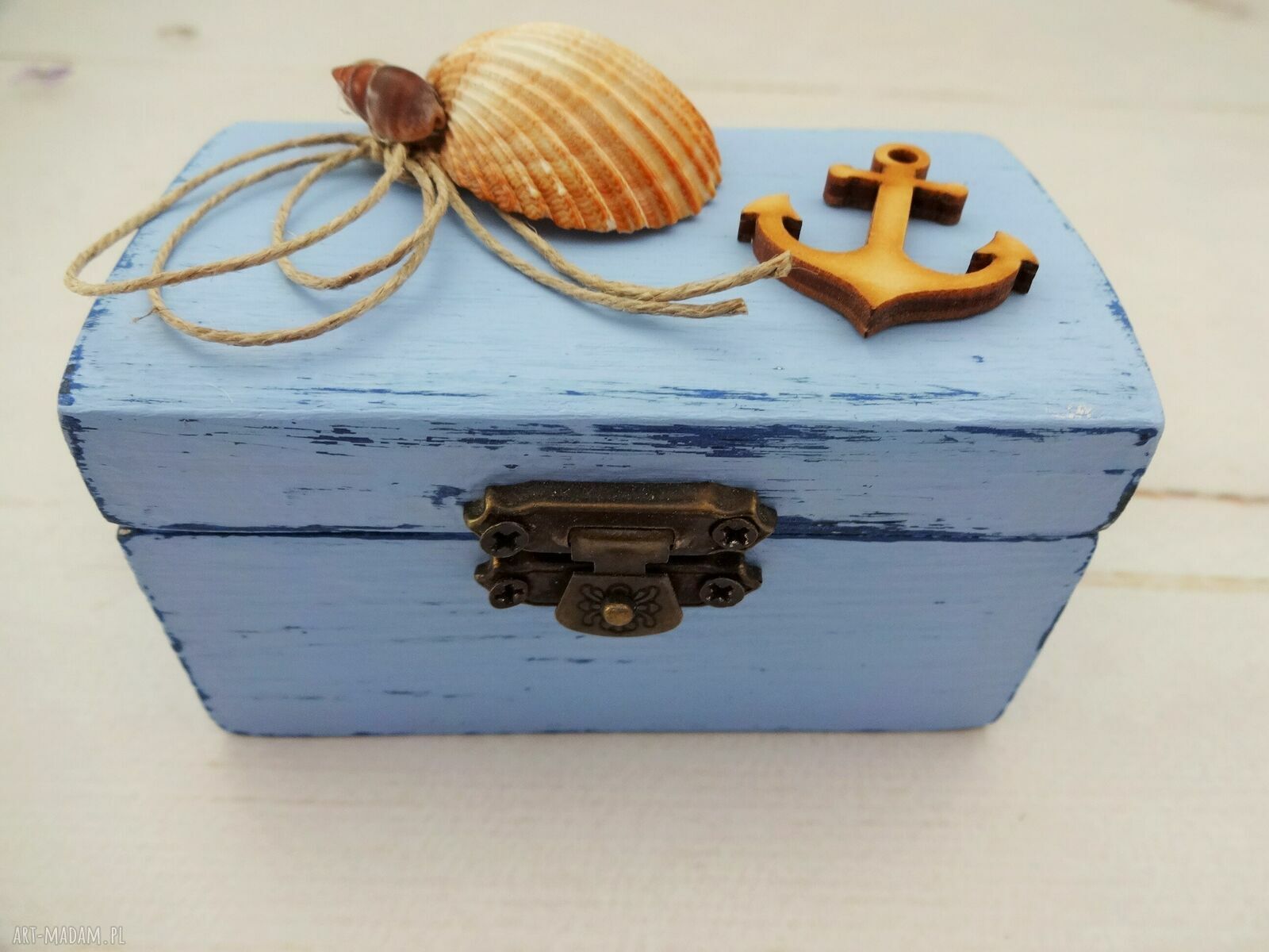 Niebieskie drewniane pudełeczko na obrączki ślub na plaży z muszelką i kotwicą