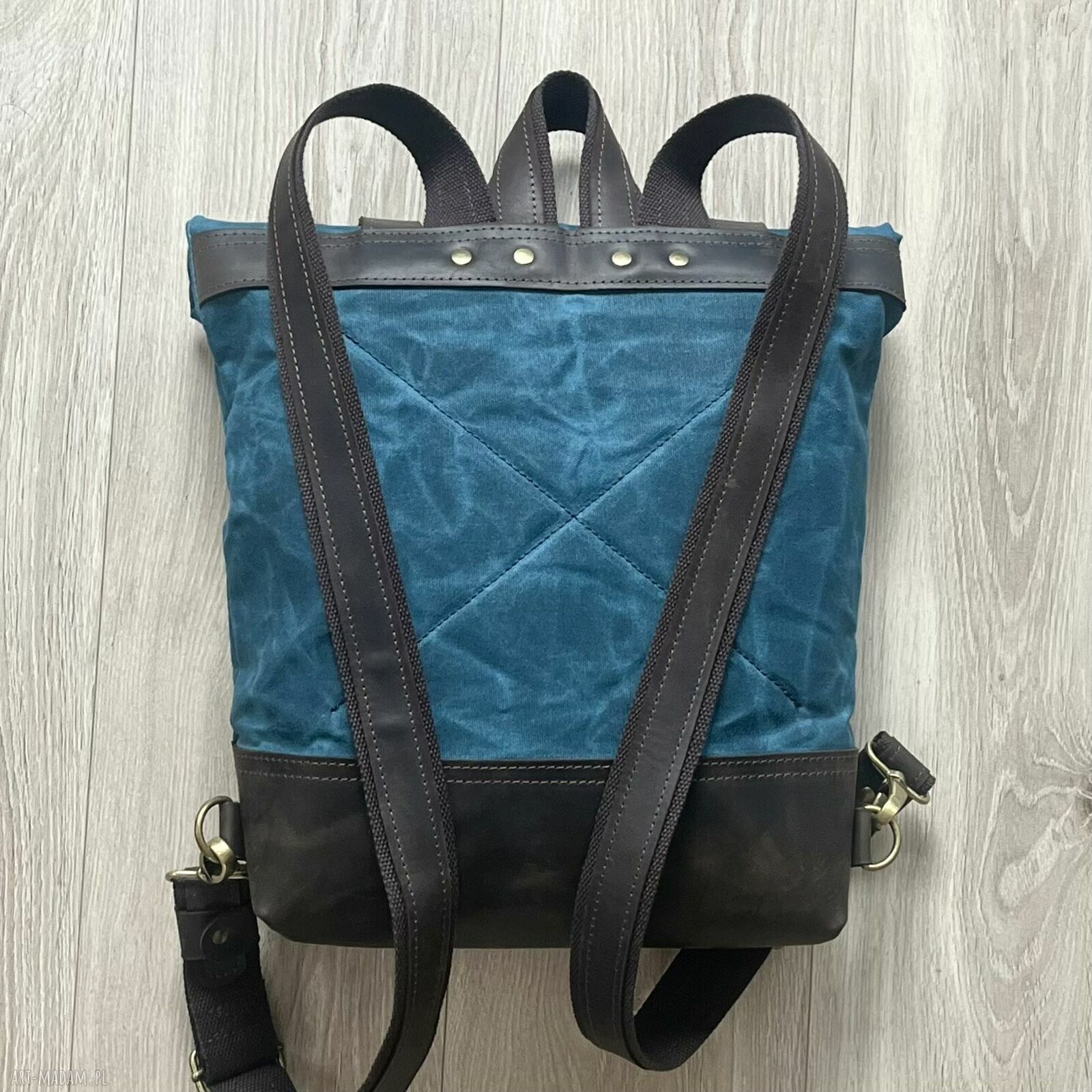 plecaki: Niebiesko brązowy plecak z bawełny woskowanej i skóry zapinany na dwie klamry
