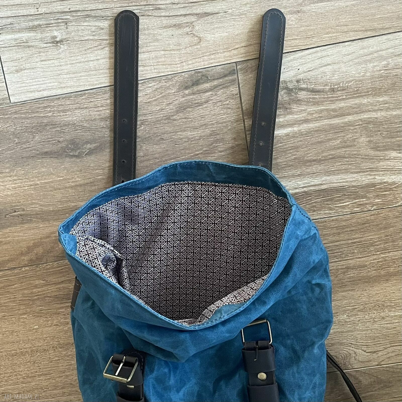 plecaki: Niebiesko brązowy plecak z bawełny woskowanej i skóry zapinany na dwie klamry