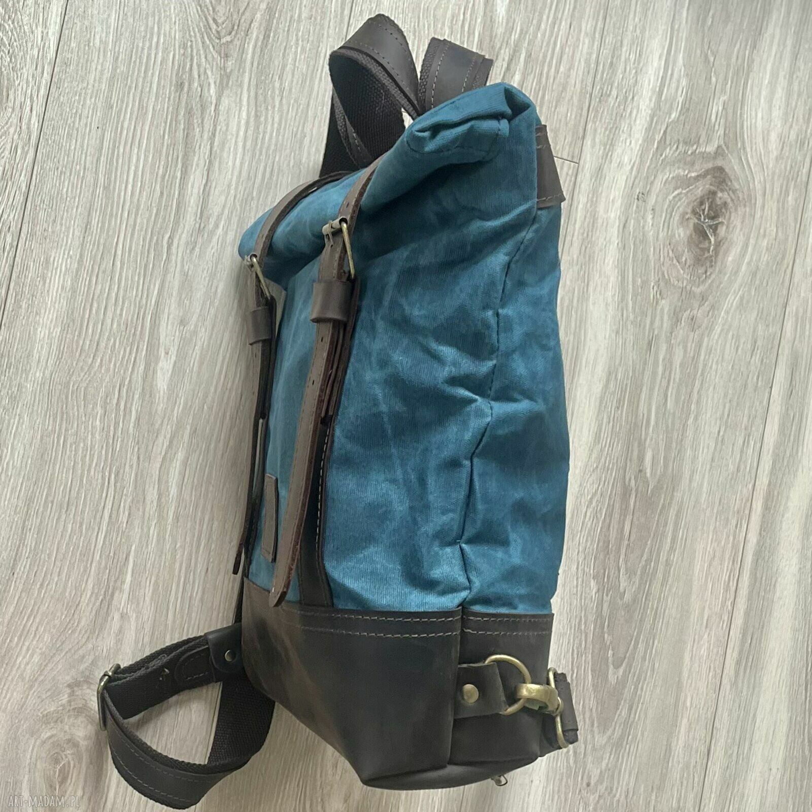 plecaki: Niebiesko brązowy plecak z bawełny woskowanej i skóry zapinany na dwie klamry