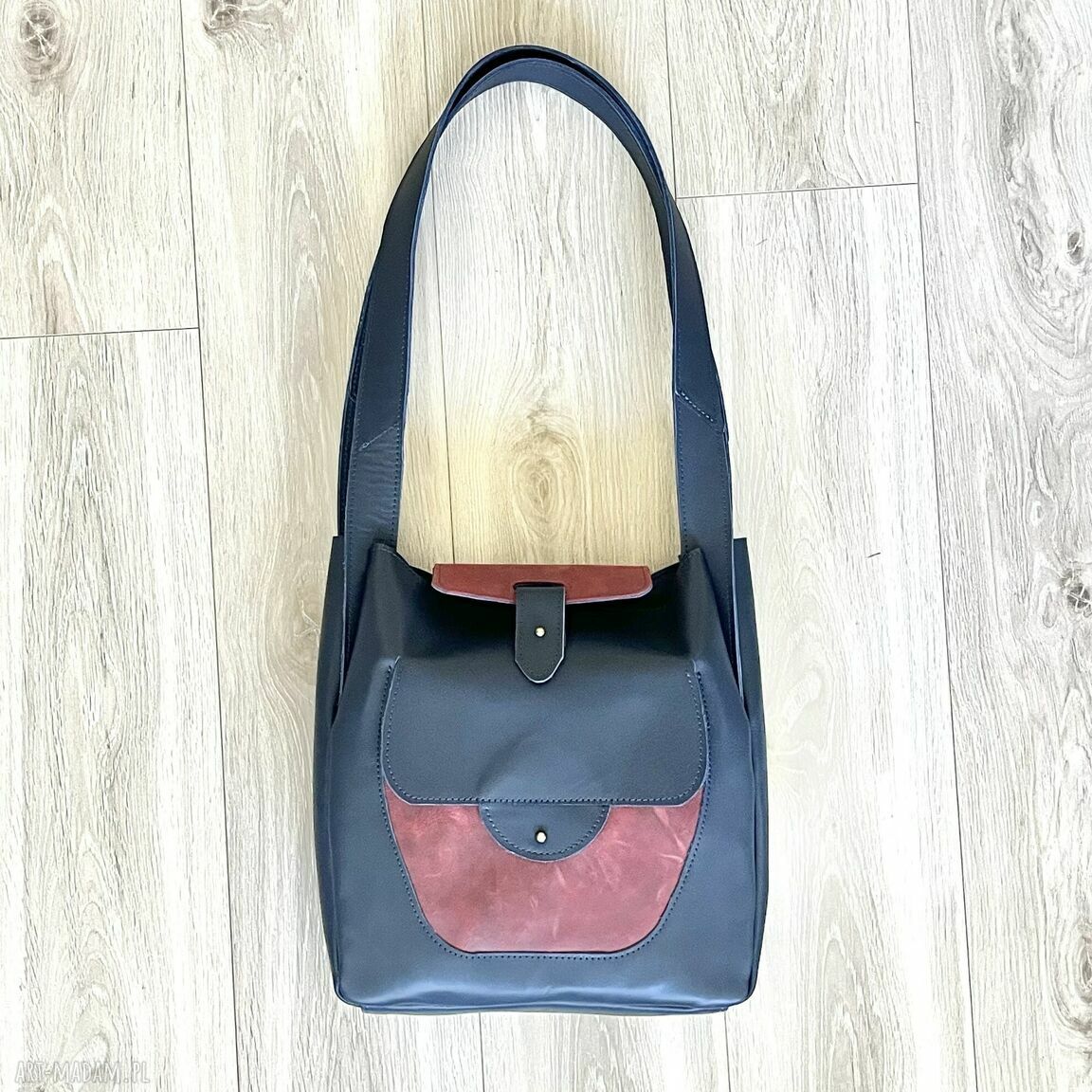 na ramię: Niebiesko czerwona torba skórzana na ramię. Autorskie