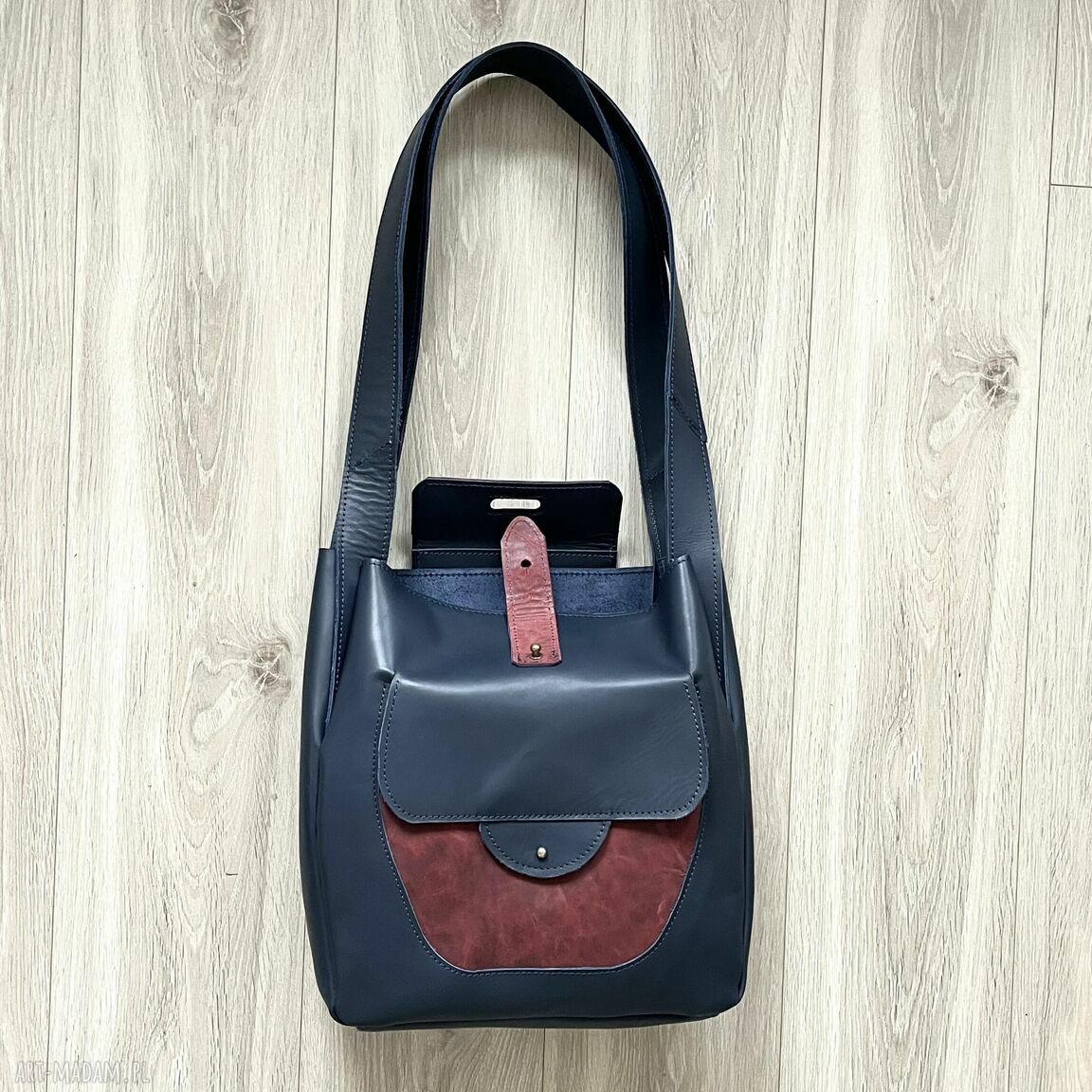 na ramię: Niebiesko czerwona torba skórzana na ramię. Autorskie