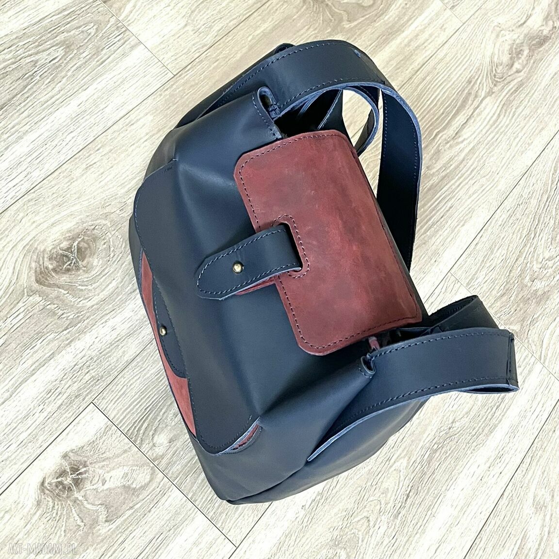 na ramię: Niebiesko czerwona torba skórzana na ramię. Autorskie