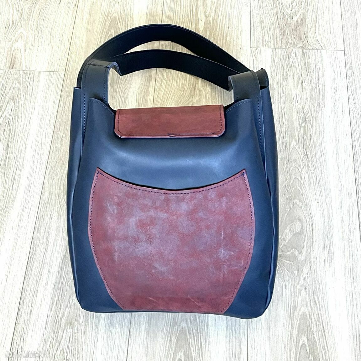 na ramię: Niebiesko czerwona torba skórzana na ramię. Autorskie