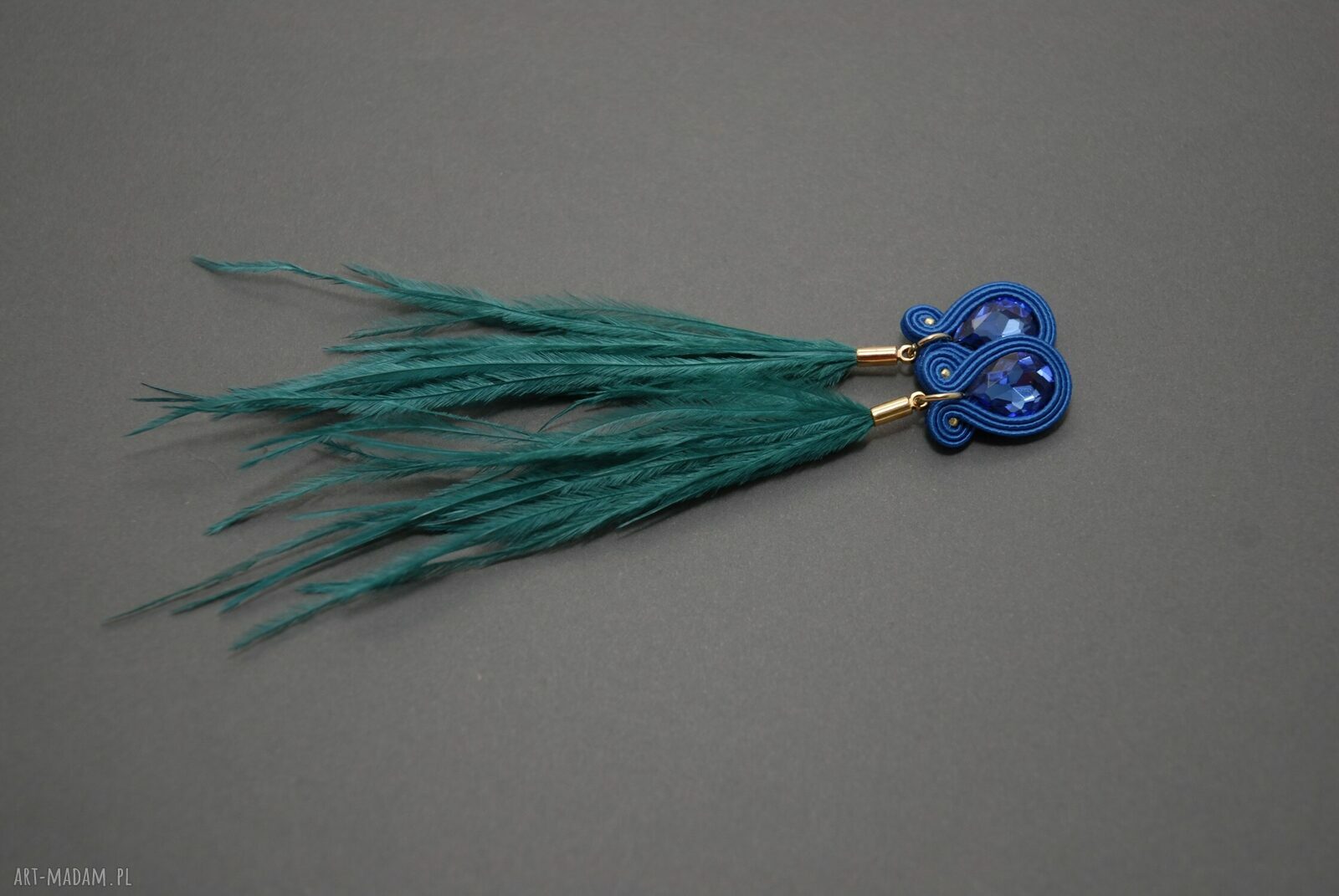 Niebiesko-morskie klipsy sutasz z piórami - elegancka biżuteria handmade