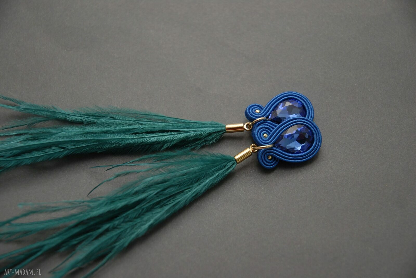 Niebiesko-morskie klipsy sutasz z piórami - elegancka biżuteria handmade