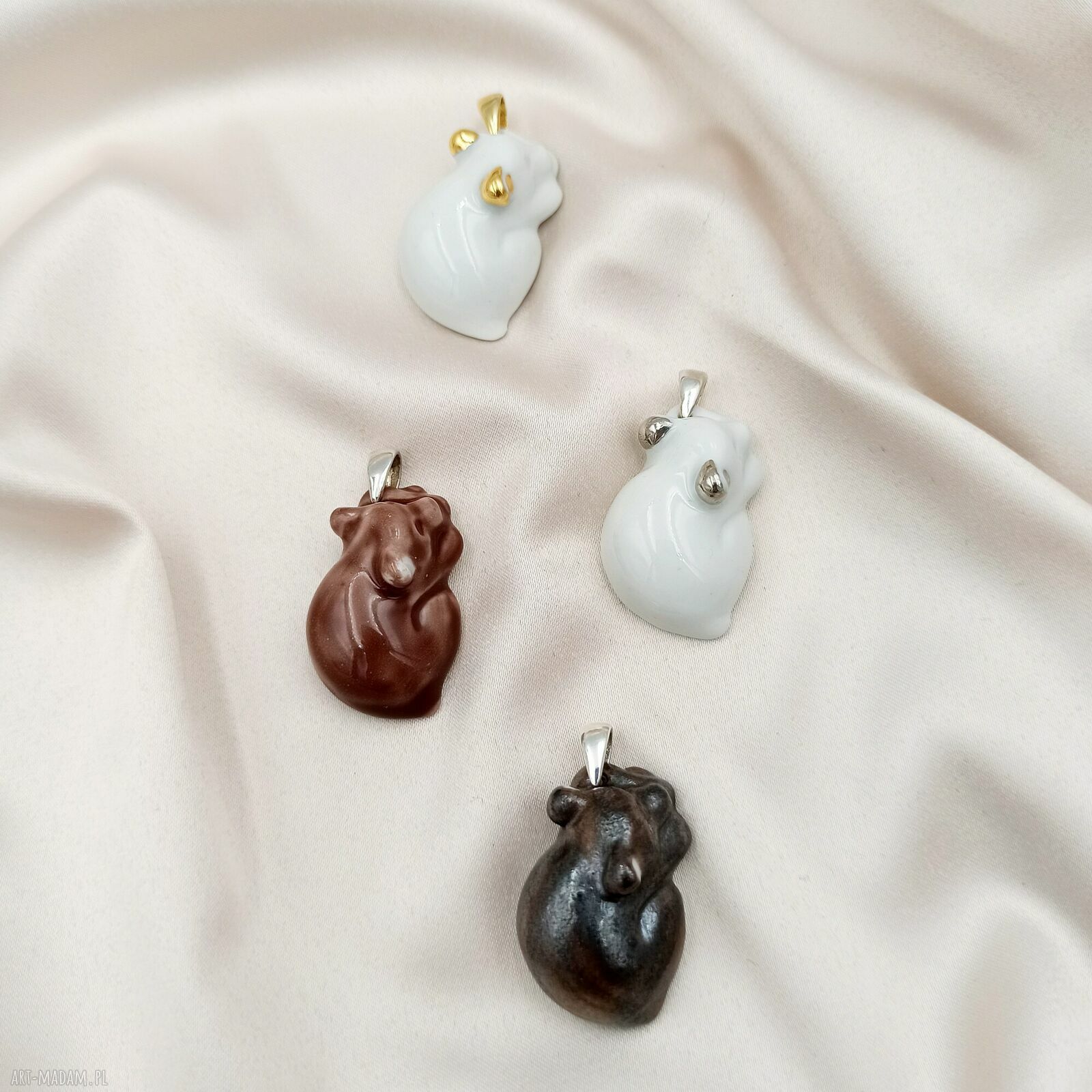 Porcelanowy wisiorek z niedźwiadkiem na srebrnym łańcuszku