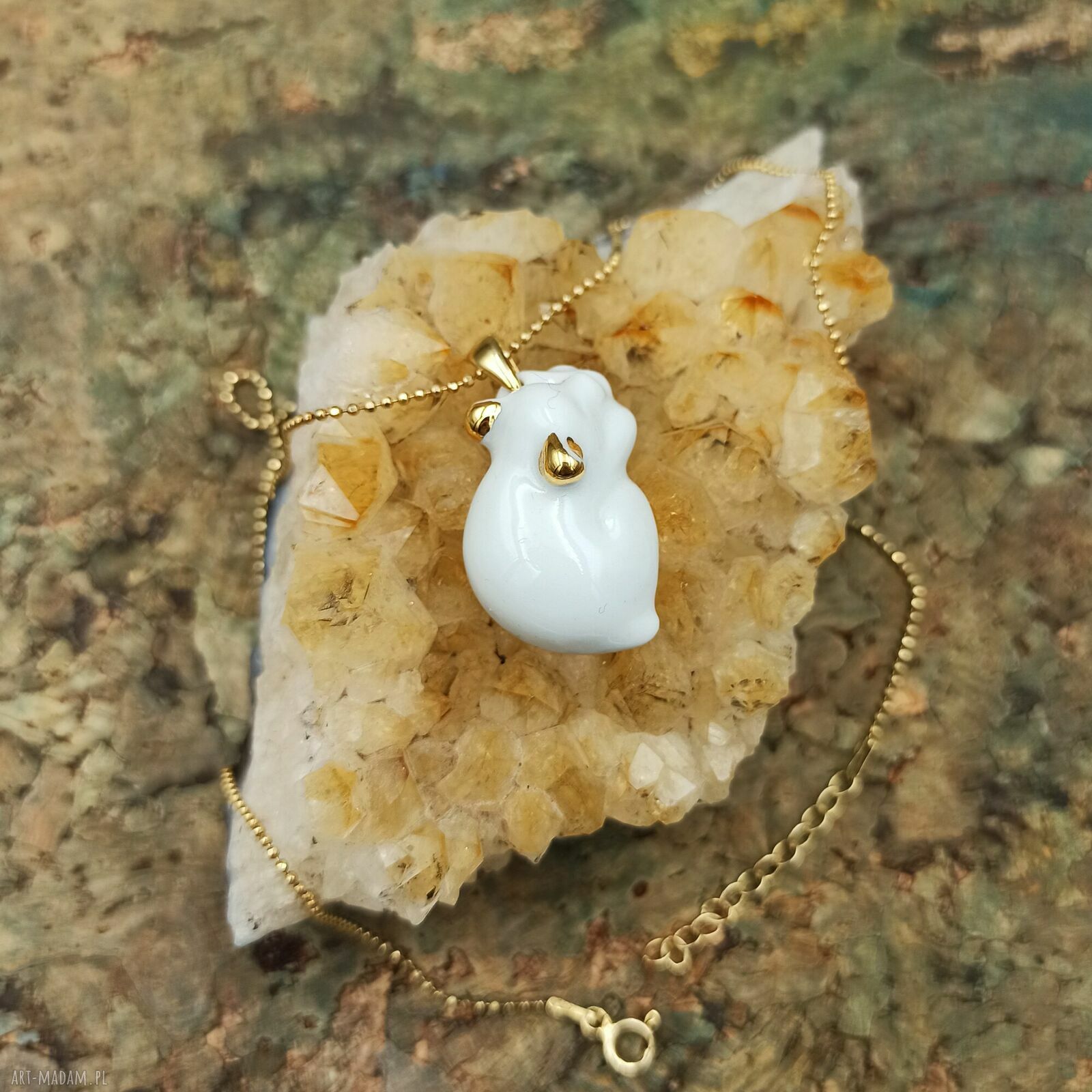 Porcelanowy wisiorek z niedźwiadkiem na srebrnym łańcuszku
